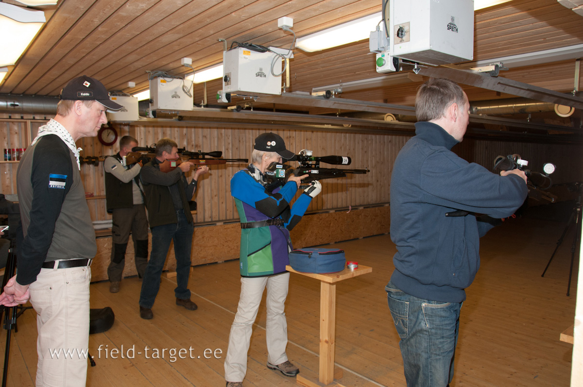 Peakohtunik laskurite asendeid vaatlemas